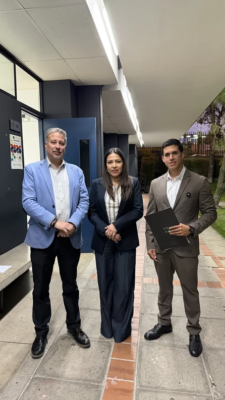 Milton Bojorque exponiendo ante asistentes